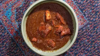 ناهار امروز: طرز تهیه فسنجان با بادام زمینی؛ یک نسخه متفاوت، اقتصادی و خوش‌طعم!
