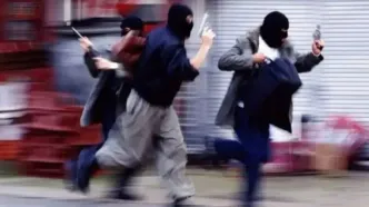 فیلم صحنه تیراندازی و سرقت مسلحانه از فروشگاه مواد غذایی در مرکز ایرانشهر
