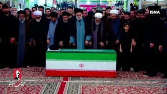 اقامه نماز بر پیکر مطهر رهبر شهید به امامت فرزند ارشد ایشان