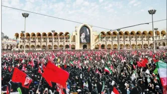 گاردین: سوگواری رهبر شهید در مصلای تهران آمیخته با شعارهای انتقام بود