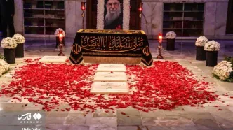 تصاویر تشرف زائران به رواق دارالذکر برای زیارت مزار رهبر شهید انقلاب