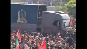 لحظه ورود خودرو حامل پیکر رهبر شهید به خیابان آزادی