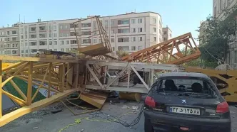 جزئیات سقوط جرثقیل روی ساختمان مسکونی در خیابان پیامبر شرقی / 3 مصدوم و خسارت به 5 واحد و 9 خودرو