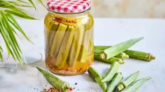 ترشی بامیه خانگی به روش قدیمی‌ها؛ ترد، خوش‌عطر و بدون کپک