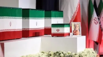 تصویری از پدر شهیده زهرا محمدی گلپایگانی هنگام اقامه نماز بر پیکر دخترش