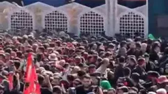 لحظه ورود خودروی حامل پیکر رهبر شهید به خیابان آزادی + ویدئو