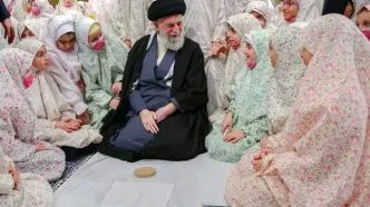 ماجرای دختری که با چشمانی اشکبار پشت سر آقا به نماز ایستاد