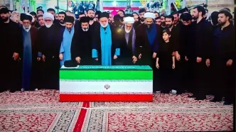 اقامه نماز بر پیکر رهبر انقلاب توسط آیت‌الله سیدمصطفی خامنه‌ای