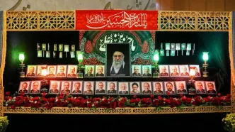 نمایندگان پرچم به دوش وارد صحن شدند/ قالیباف نیامد، حاجی بابایی رئیس جلسه شد + عکس