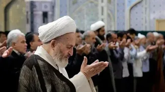 آیت‌الله سبحانی بر پیکر مطهر رهبر شهید انقلاب نماز می‌خواند