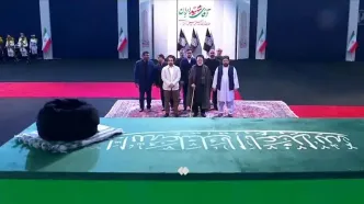 ببینید| ادای احترام احمد مسعود به پیکر رهبر شهید