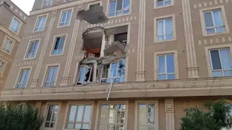 سقوط جرثقیل روی ساختمان ۵ طبقه مسکونی