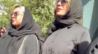 پایان تلخ اکبر عبدی به دست شراره رخام رقم خورد/ شراره رخام بر سر مزار اکبر عبدی چه کرد؟/ ویدئو