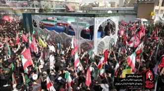 خودرو حامل پیکر رهبر شهید در خیابان آزادی متوقف شد/ ویدئو