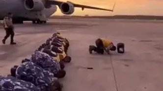 نماز خواندن کلاه‌سفیدها پس از کمک در زلزله ونزوئلا