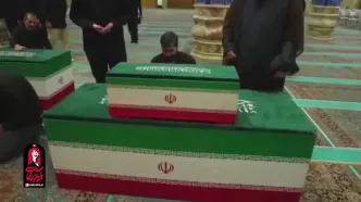 بوسه محمدی گلپایگانی بر تابوت دخترش در مسجد جمکران