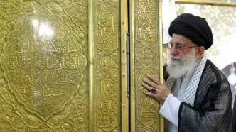 تصویر شهید دکتر مصباح‌الهدی باقری در کنار رهبر شهید انقلاب اسلامی در حرم مطهر رضوی
