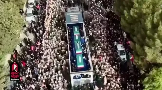 لحظه ورود خودروی حامل پیکر رهبر شهید به مسیر تشییع