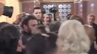 ازدحام شدید هنگام ورود علی دایی به مراسم ختم اکبر عبدی