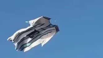 اهتزاز پیراهن غول‌پیکر شماره ۱۰ مسی با هلیکوپتر