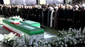 چه کسانی در صف اول نماز رهبر شهید حاضر بودند؟