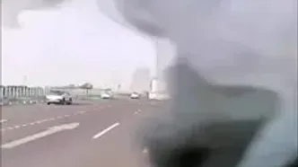 برزنت رهاشده از کامیون، شیشه جلو خودرو را پوشاند