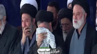 لحظه ورود پیکر رهبر شهید به محل اقامه نماز