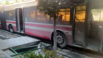 تصاویری وحشتناک از تصادف اتوبوس BRT در خیابان ولیعصر