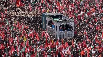طواف هوایی پیکر رهبر شهید در حرم حضرت معصومه (س) و انتقال به تهران