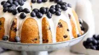 طرز تهیه کیک لیمو و بلوبری؛ یک معجون تابستانی