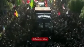 خودروی حامل پیکر رهبر شهید در میان مردم عراق