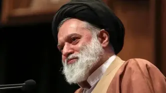 ورود آیت‌الله سیدمصطفی خامنه‌ای، فرزند ارشد رهبر شهید انقلاب به حرم مطهر امام حسین (ع)/ ویدئو
