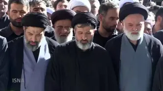 اشک‌های فرزندان رهبر (آقا سید مصطفی، سید میثم و سید مسعود) هنگام اقامه نماز بر پیکر پدر/ فیلم