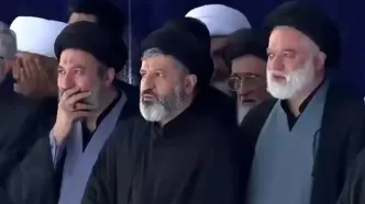 حضور فرزندان رهبر شهید انقلاب در مصلی تهران پیش از اقامه نماز بر پیکر امام امت/ گریه فرزندان امام شهید/ ویدئو