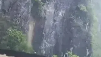 عبور خودرو از جاده کوهستانی غرق در سیلاب