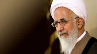 آیت‌الله جوادی آملی بر پیکر رهبر شهید نماز می‌خوانند