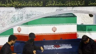 بوسه هادی خامنه‌ای، برادر رهبر شهید بر تابوت ایشان/ فیلم