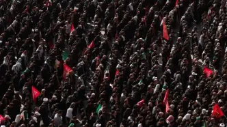 ژاپن تایمز: مردم ایران با پرچم‌های سرخ در مصلی حاضر شده‌اند