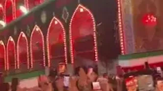 لحظه ورود پیکر رهبر شهید به حرم امام حسین در کربلا