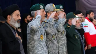 اشک های فرزندان رهبر شهید انقلاب در لحظات اقامه نماز بر پیکر پدر +فیلم