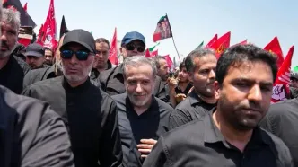 تصویر عراقچی روی موتورسیکلت در مراسم تشییع رهبر انقلاب