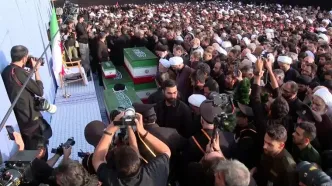 فیلم اقامه نماز آیت‌الله جوادی‌ آملی بر پیکر امام شهید در جمکران با حضور پرشور مردم و علما