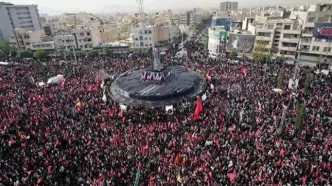 عراقی‌ها پای هواپیما به استقبال رهبر شهید رفتند