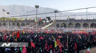 گاردین: سوگواری رهبر شهید در مصلای تهران آمیخته با شعارهای انتقام بود