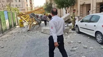 سقوط جرثقیل برجی روی ساختمان مسکونی در تهران