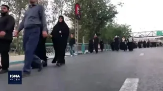 لحظات اولیه باز شدن درب‌های مصلای تهران برای وداع مردم با پیکر رهبر شهید