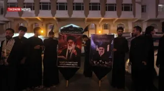 لحظه به لحظه مراسم تشییع پیکر رهبر شهید امت در نجف اشرف/اقامه نماز بر پیکرهای مطهر رهبر شهید انقلاب و شهدای خانواده ایشان در حرم امام علی (ع)/اهتزاز پرچم «قوموا للّه» در نجف