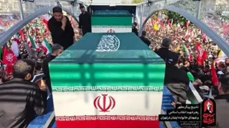 پیکر رهبر شهید وارد میدان آزادی شد