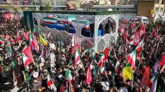 تصاویری از بدرقه رهبر شهید انقلاب در میان مردم