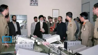 عکس کمتر دیده‌شده از جوانی شهید سرلشکر موسوی در کنار رهبر انقلاب